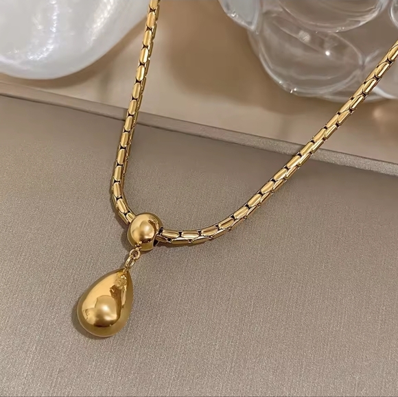 Gold Necklace - Picture 4 of 7